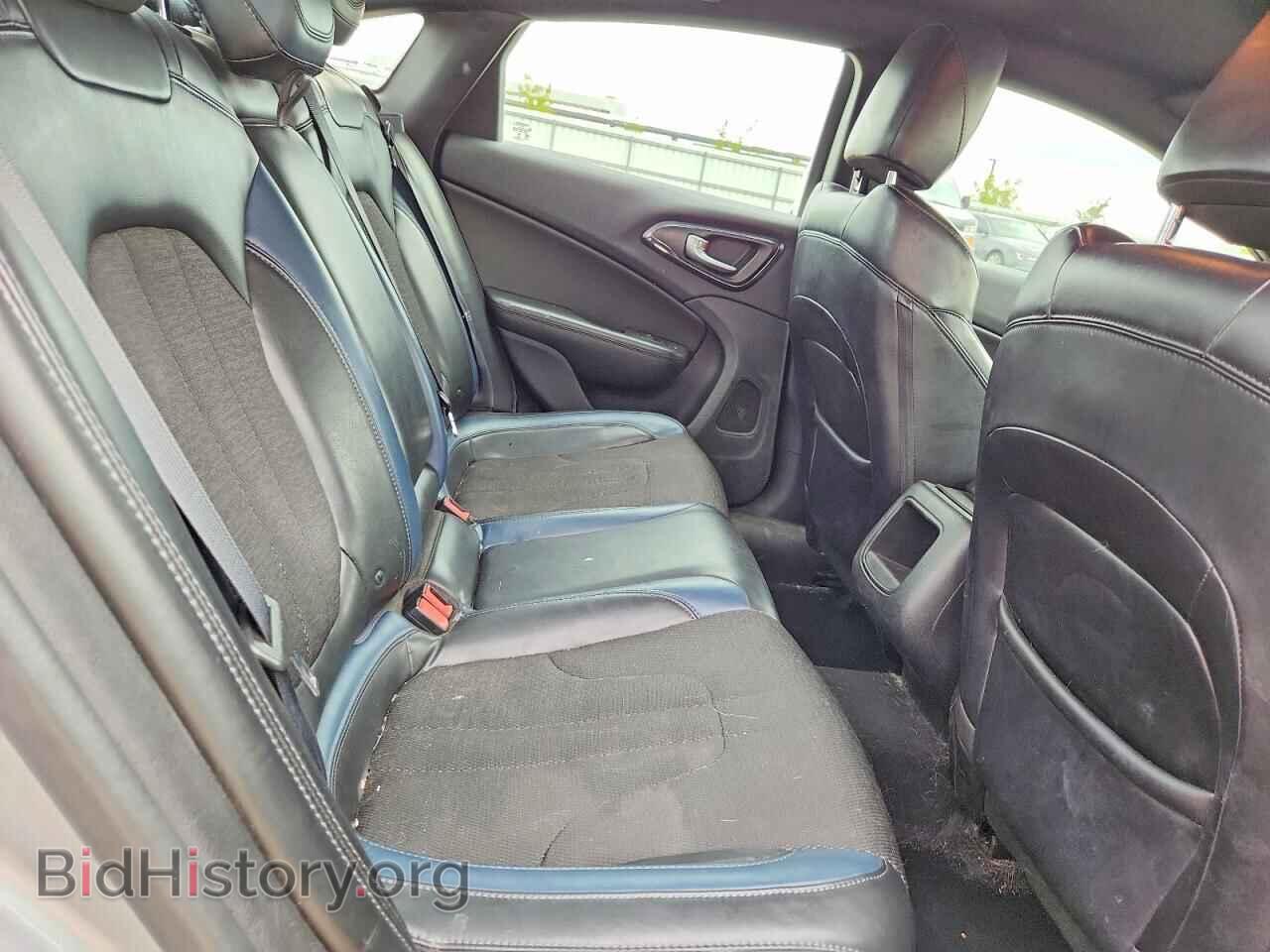 2016 Chrysler 200 (VIN 1C3CCCBB1GN118077) — photo 10 of 12