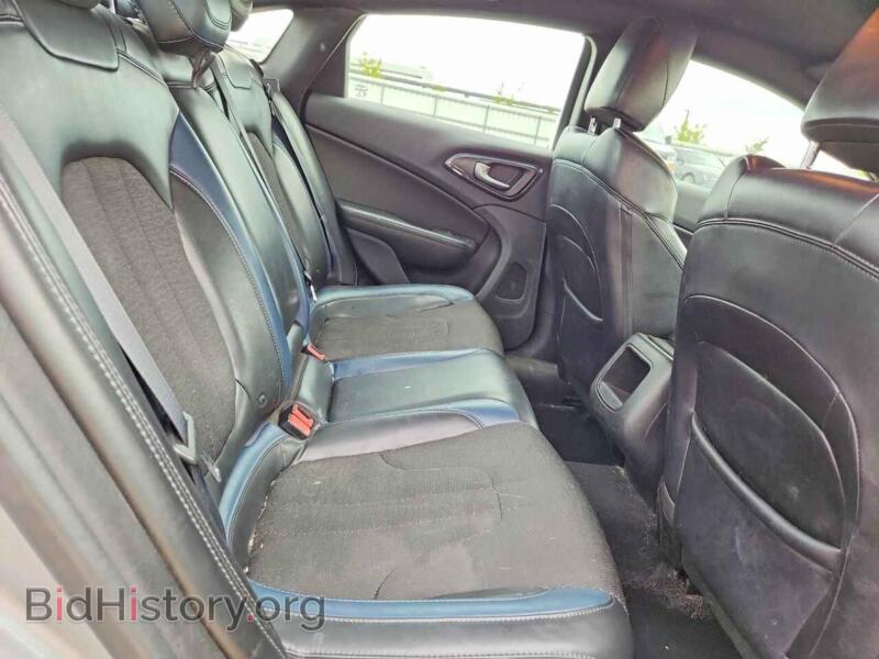 2016 Chrysler 200 (VIN 1C3CCCBB1GN118077) — photo 10 of 12