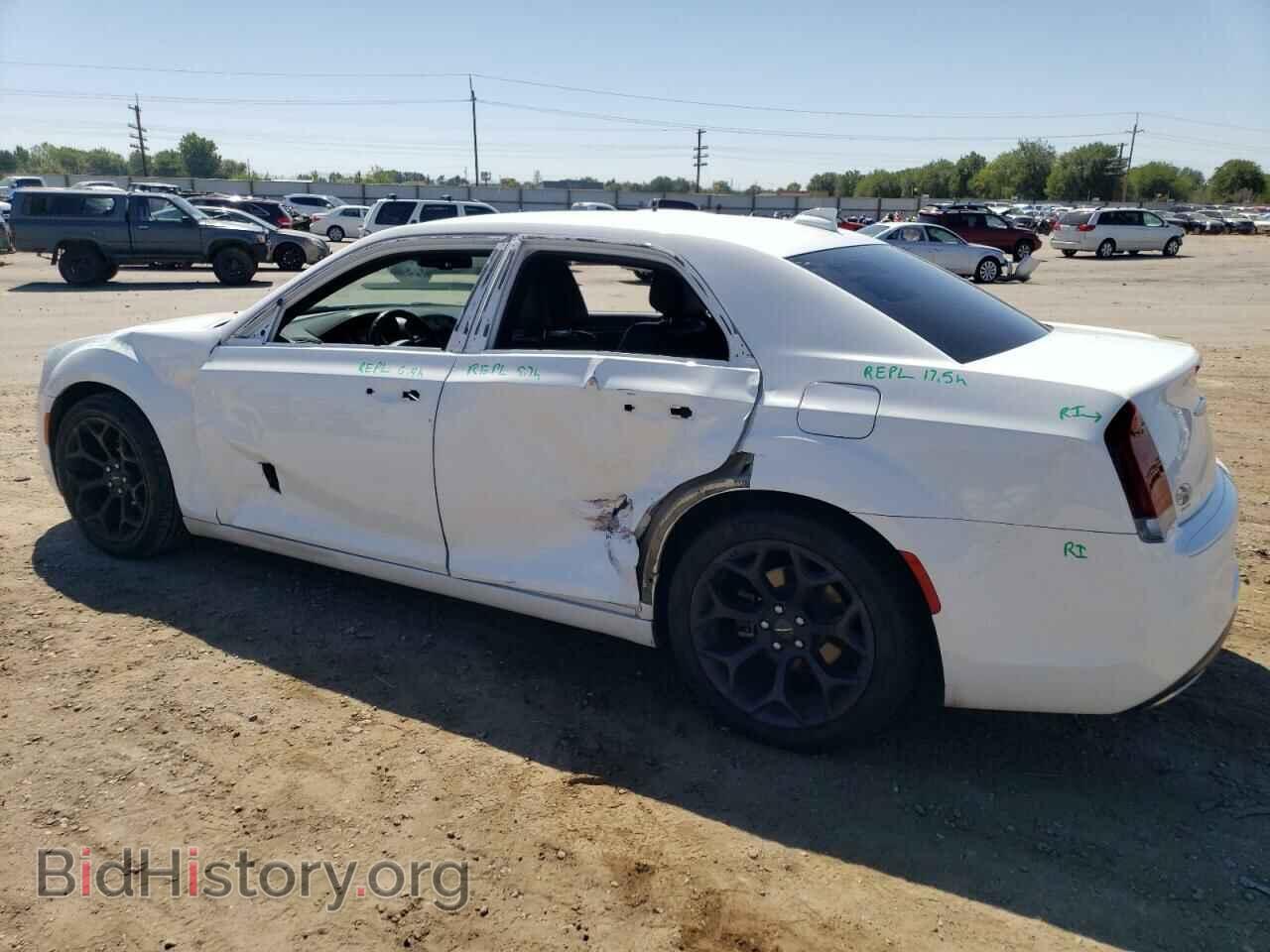 2019 CHRYSLER 300 - VIN: 2C3CCABG8KH654350 - Фото 2