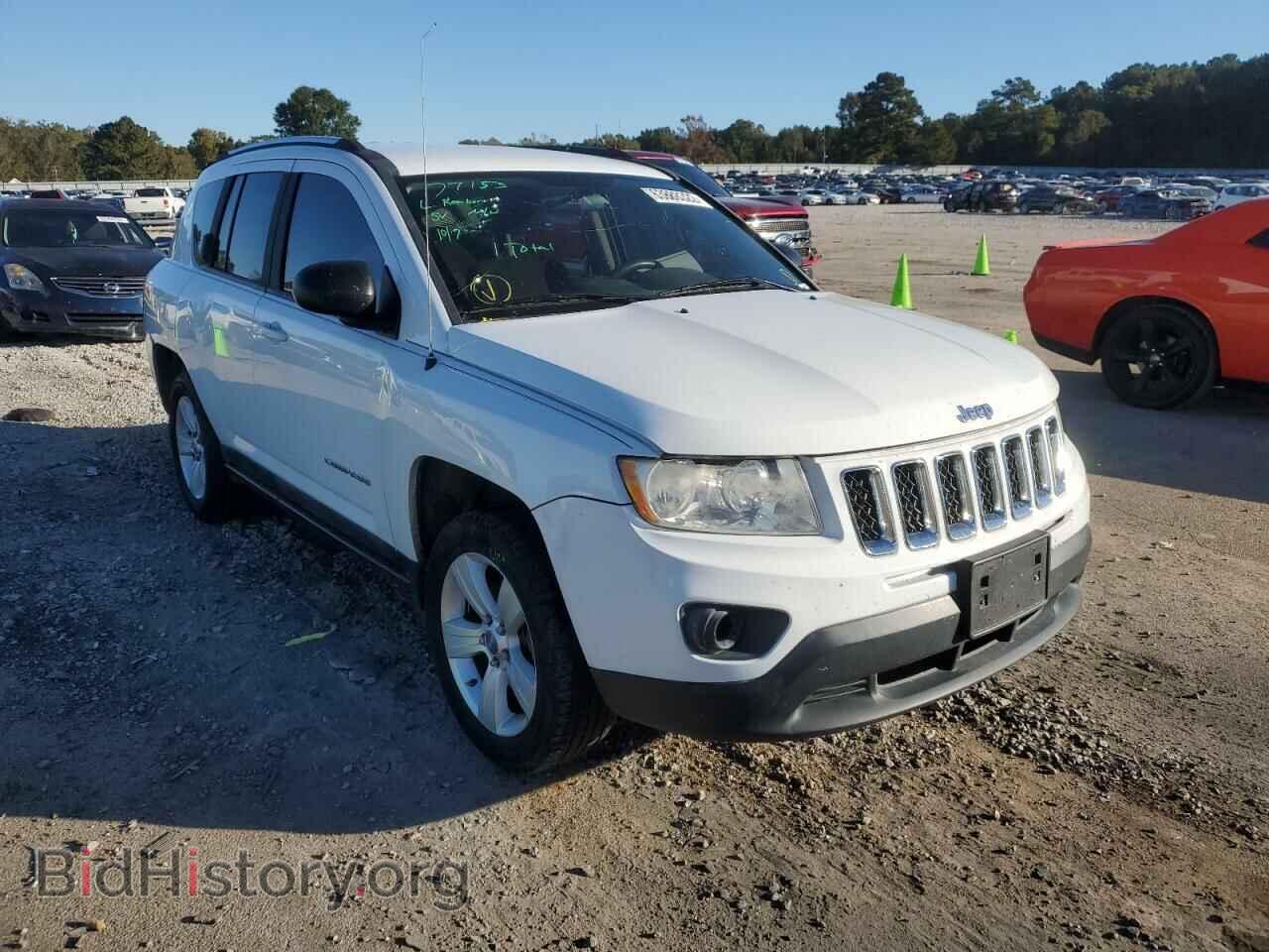 Photo 1J4NF1FB8BD215585 - JEEP COMPASS 2011