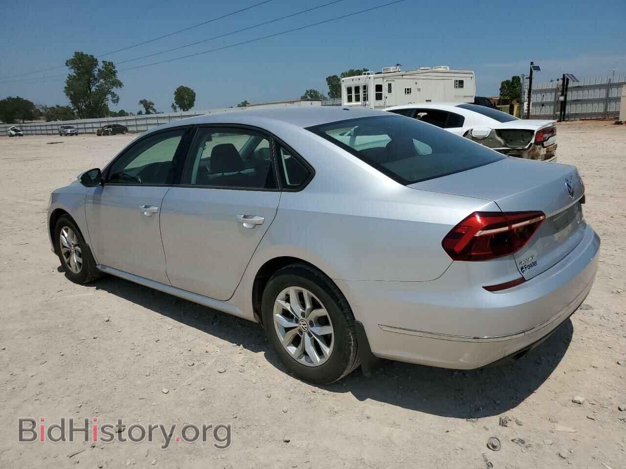 2018 VOLKSWAGEN PASSAT - VIN: 1VWAA7A31JC013131 - Фото 2