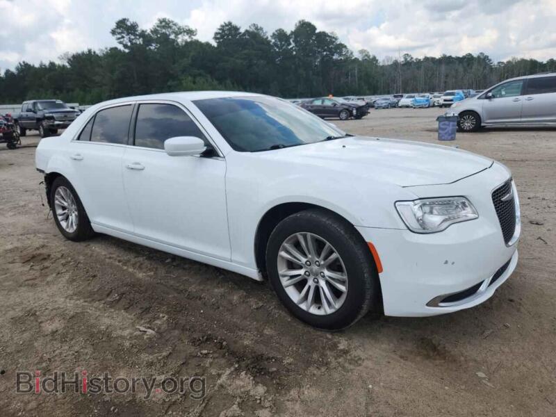 2017 Chrysler 300 (VIN 2C3CCAAG1HH540166) — photo 4 of 15