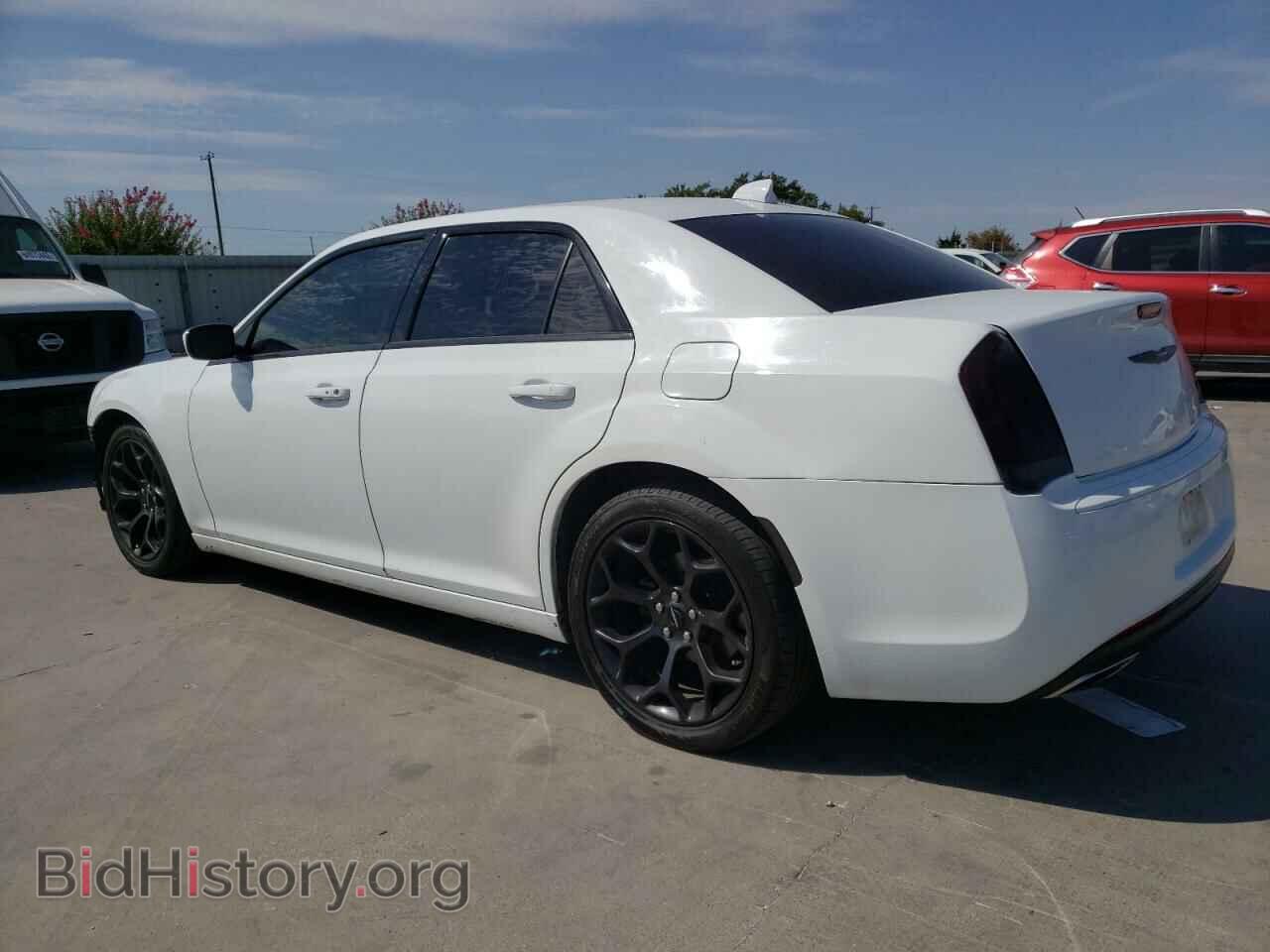 2019 CHRYSLER 300 - VIN: 2C3CCABG1KH628799 - Фото 2