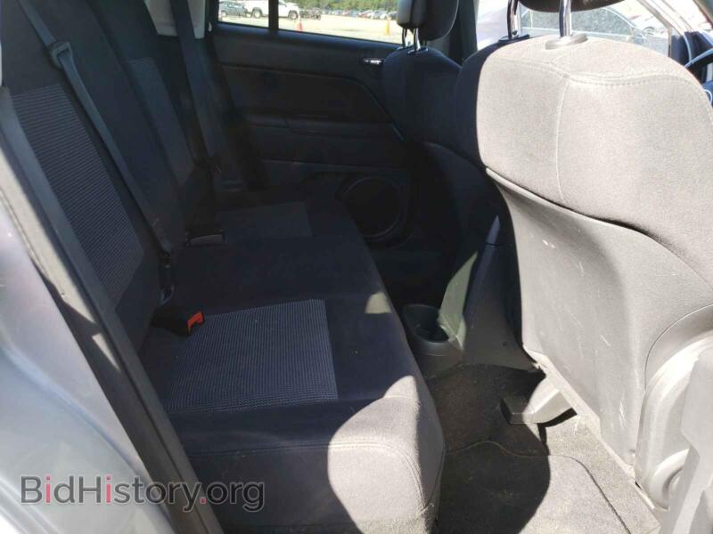 2011 Jeep COMPASS (VIN 1J4NT1FB5BD260752) — photo 6 of 10
