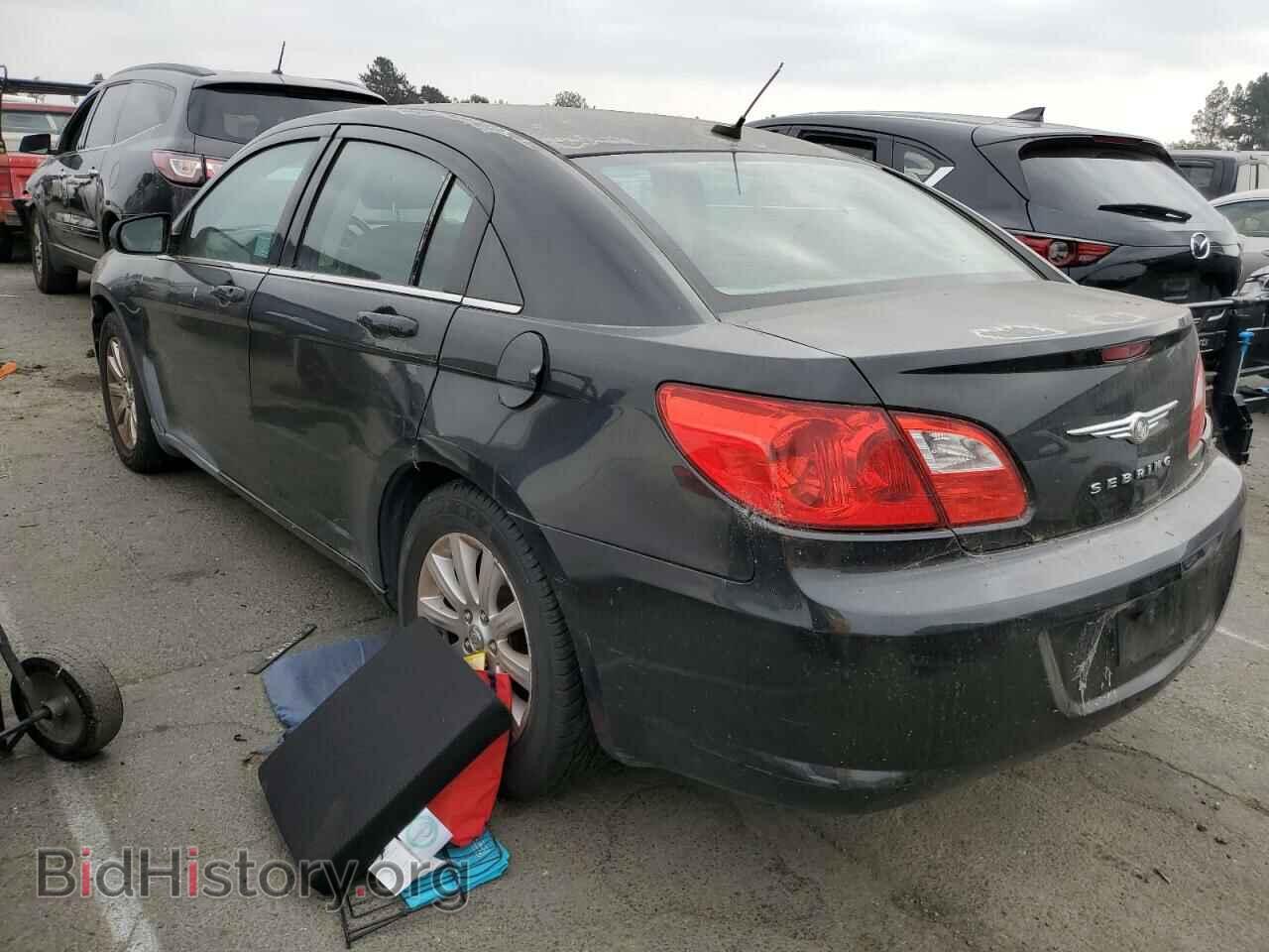 2010 CHRYSLER SEBRING - VIN: 1C3CC5FB4AN207168 - Фото 2