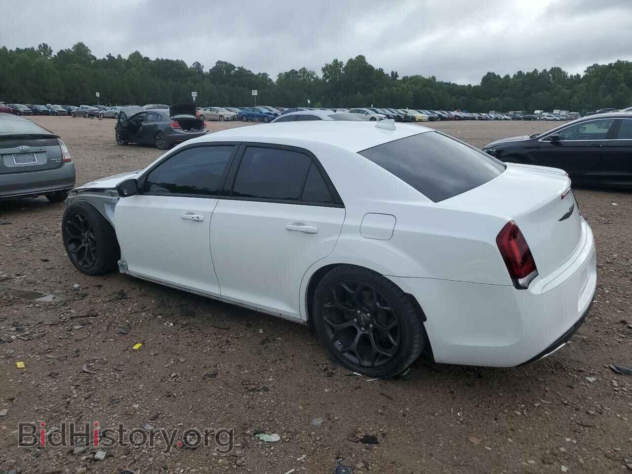 2019 CHRYSLER 300 - VIN: 2C3CCAAG5KH555843 - Фото 2