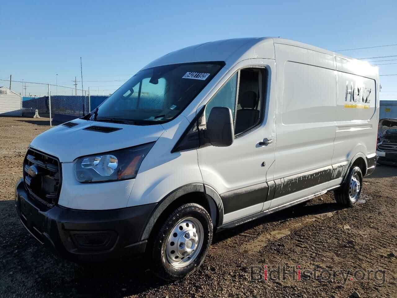 Ford Transit 2020. Форд Транзит 2020 капот на автомобиле.