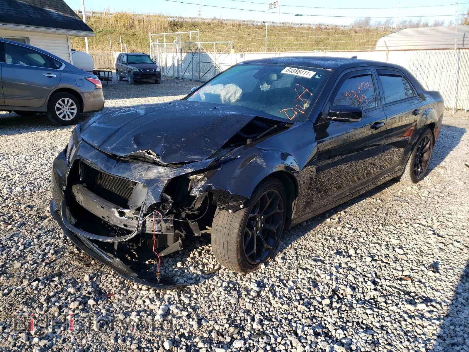2019 CHRYSLER 300 - VIN: 2C3CCABG0KH651443 - Фото 2