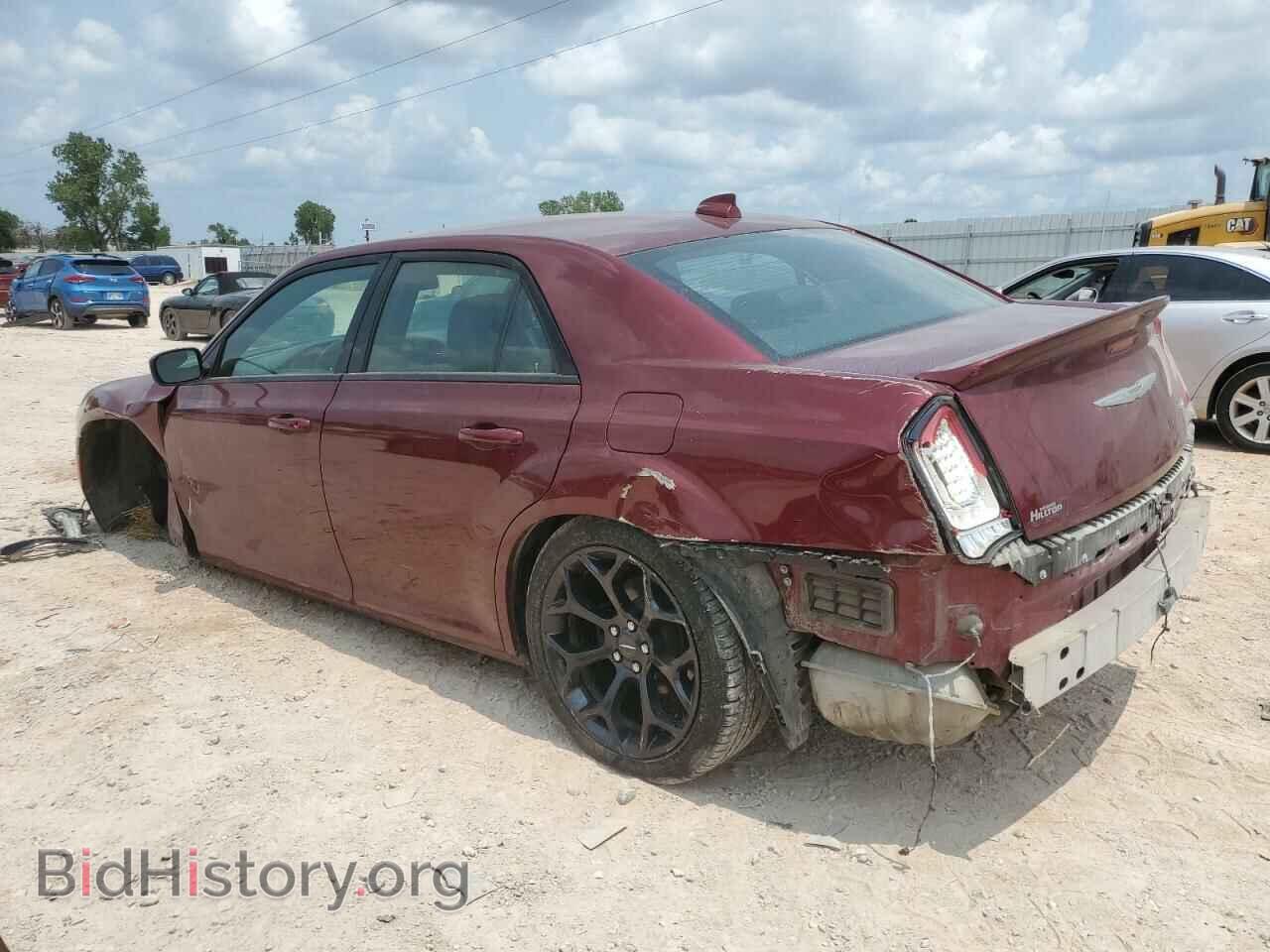2019 CHRYSLER 300 - VIN: 2C3CCABG0KH517211 - Фото 2