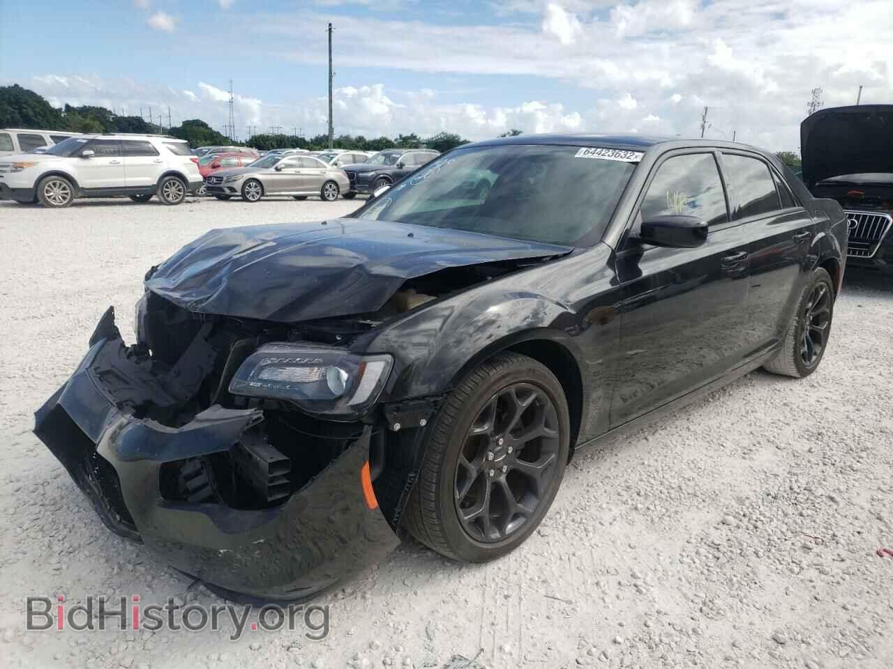 2019 CHRYSLER 300 - VIN: 2C3CCABG8KH569301 - Фото 2