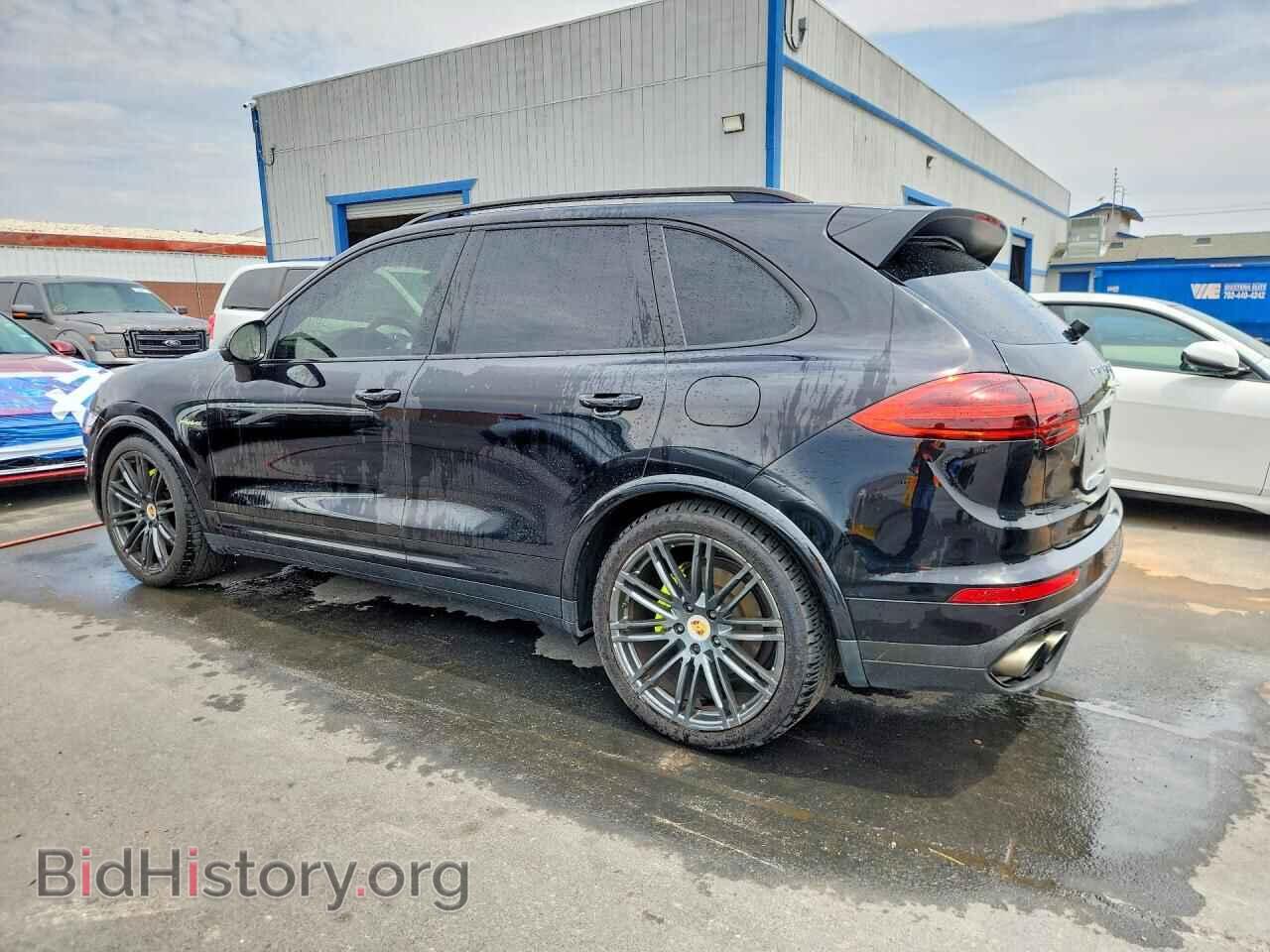 2017 PORSCHE CAYENNE - VIN: WP1AE2A20HLA70625 - Photo 2