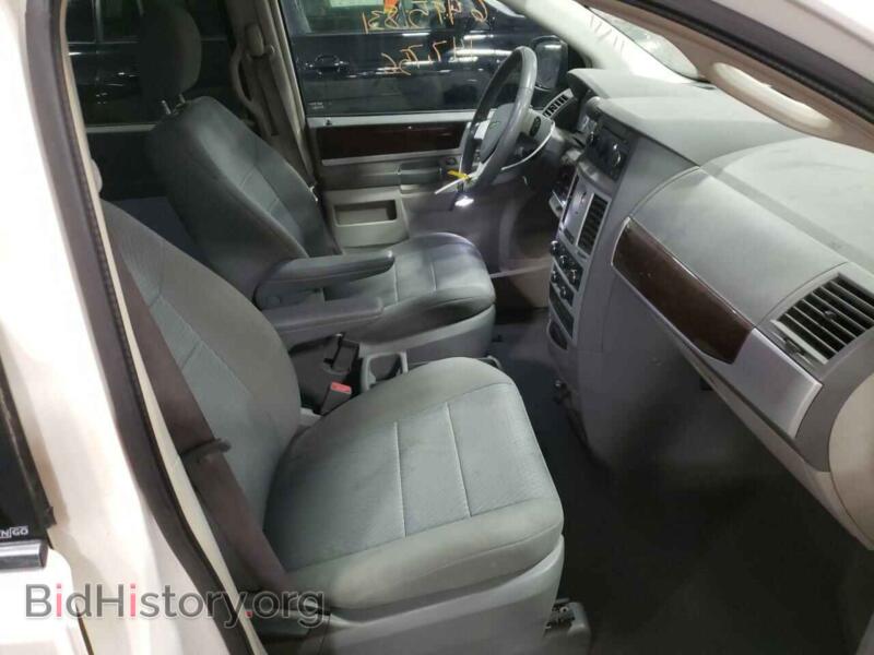 2010 Chrysler MINIVAN (VIN 2A4RR5D19AR221918) — photo 5 of 10