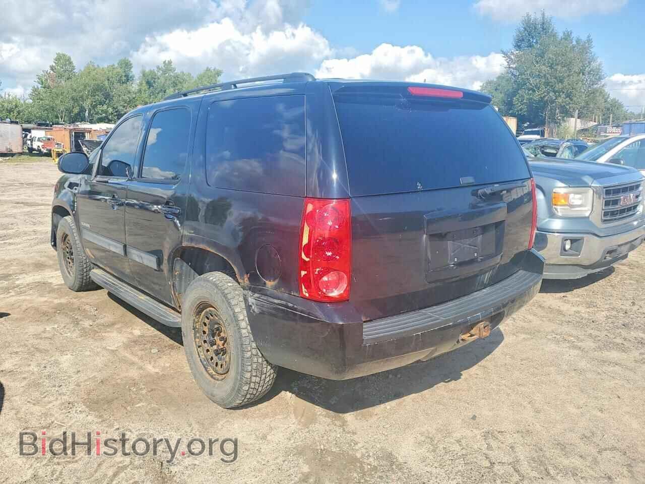 2011 GMC YUKON - VIN: 1GKS2AE05BR125726 - Photo 2