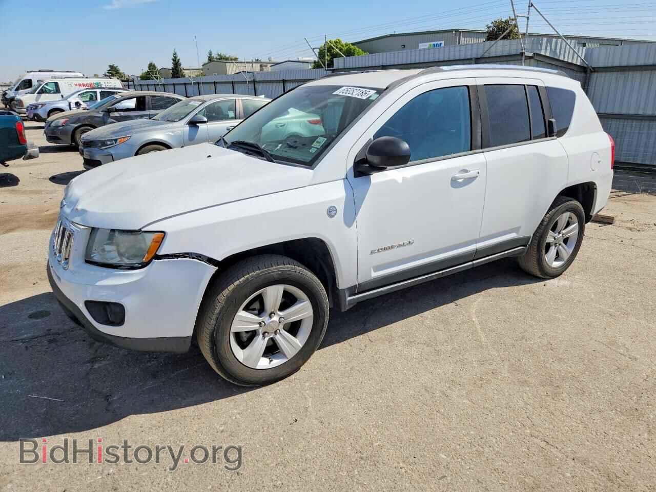 Photo 1J4NF1FB2BD201679 - JEEP COMPASS 2011