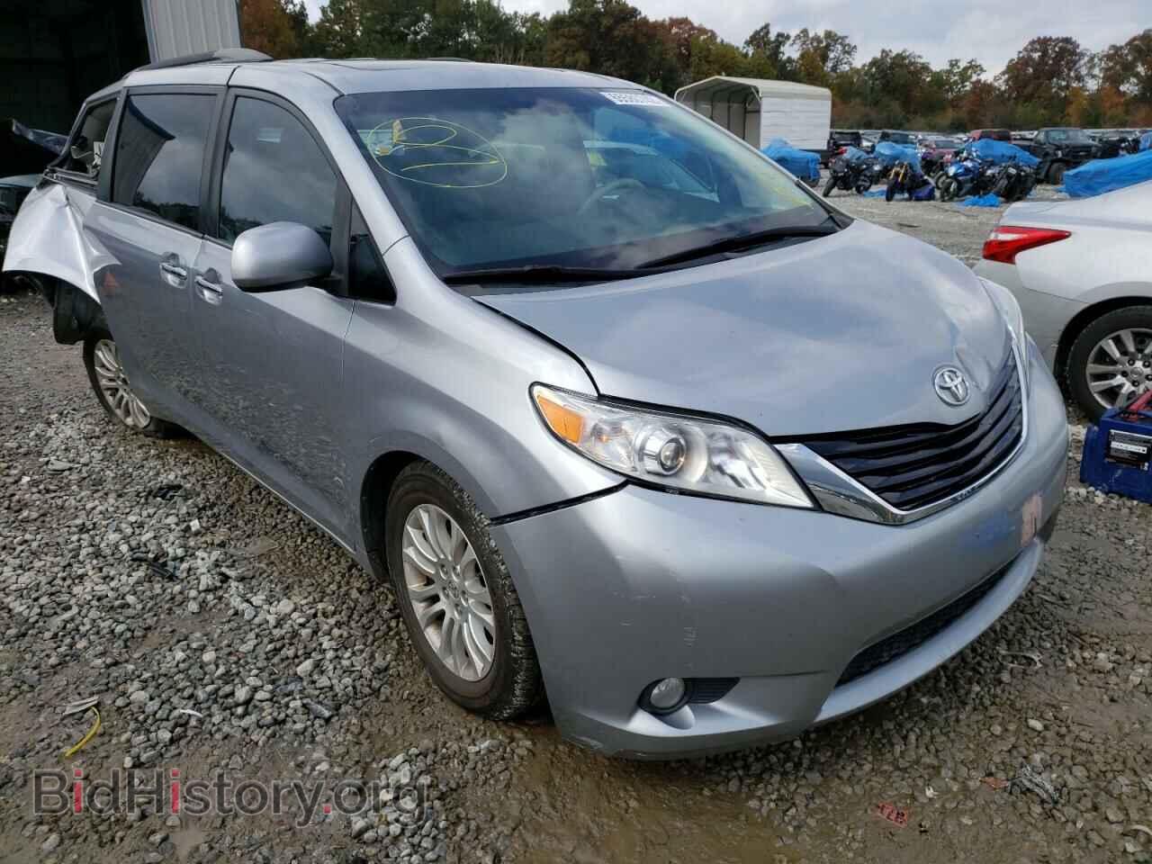 Photo 5TDYK3DC2BS104749 - TOYOTA SIENNA 2011