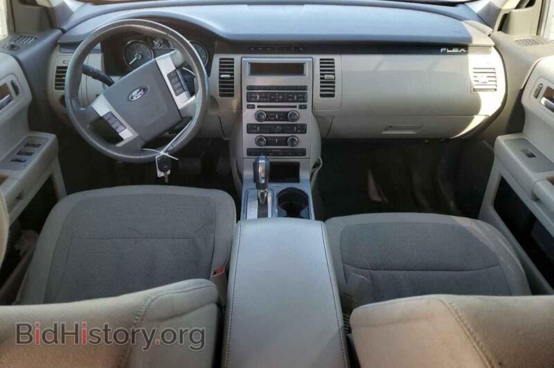 2010 Ford FLEX (VIN 2FMGK5BCXABA71697) — фото 8 из 12