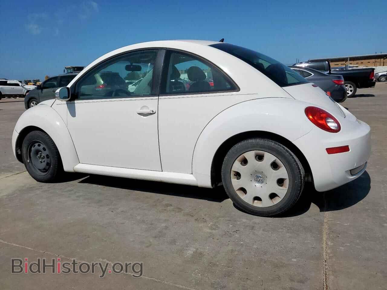 2010 VOLKSWAGEN BEETLE - VIN: 3VWPG3AGXAM010554 - Фото 2