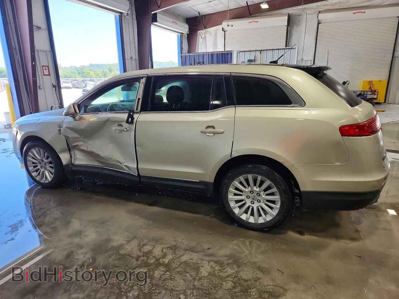 2011 LINCOLN MKT - VIN: 2LMHJ5ARXBBJ52136 - Фото 2