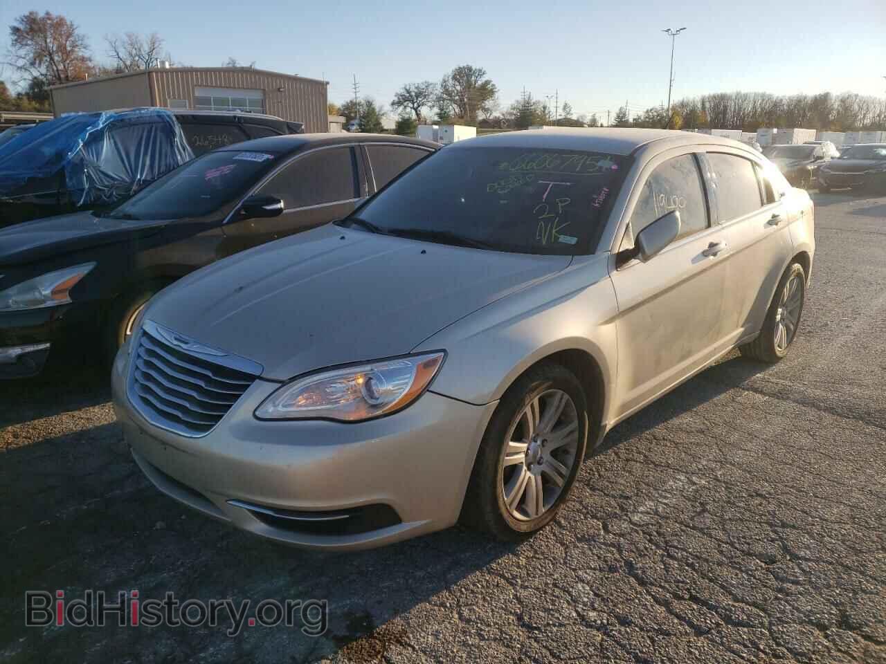2013 CHRYSLER 200 - VIN: 1C3CCBAB3DN698357 - Фото 2