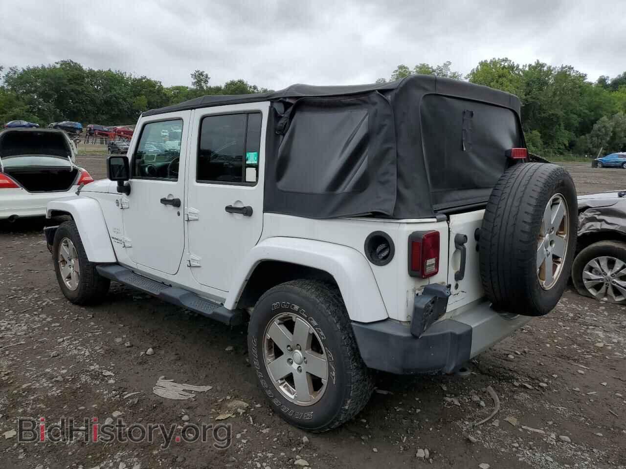 2011 JEEP All Models - VIN: 1J4HA5H16BL556240 - Фото 2