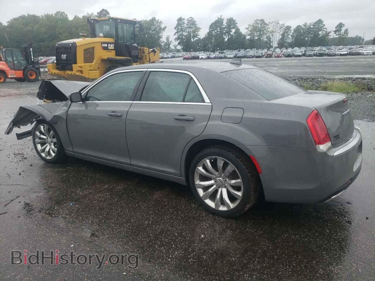 2019 CHRYSLER 300 - VIN: 2C3CCAAG1KH517090 - Фото 2
