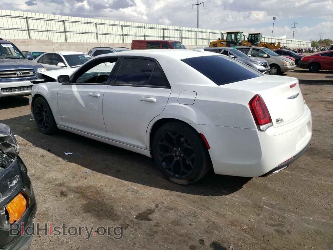 2019 CHRYSLER 300 - VIN: 2C3CCABG8KH618044 - Фото 2