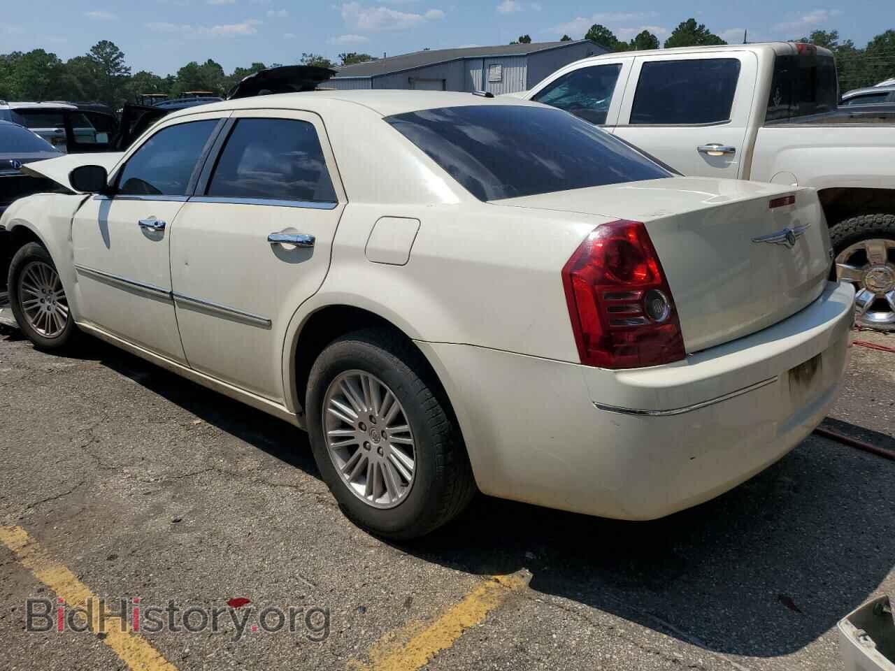 2010 CHRYSLER 300 - VIN: 2C3CA5CV5AH235851 - Фото 2