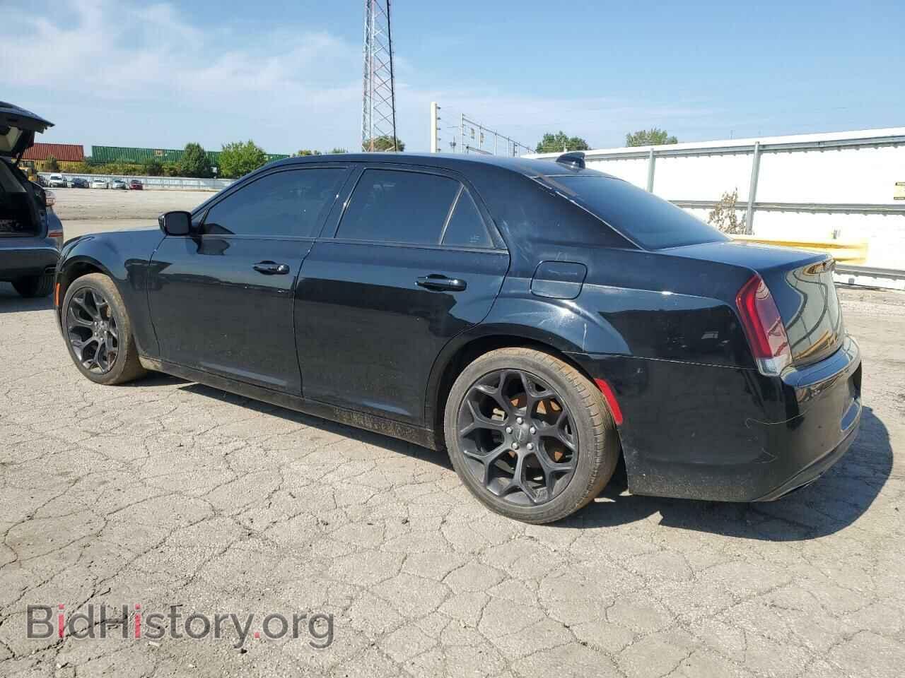 2019 CHRYSLER 300 - VIN: 2C3CCABG2KH618136 - Фото 2