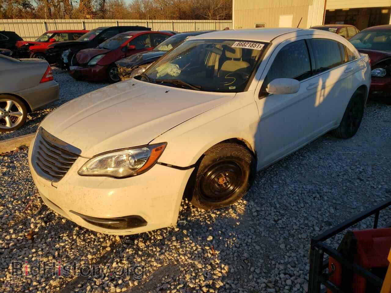 2013 CHRYSLER 200 - VIN: 1C3CCBBB1DN593184 - Фото 2