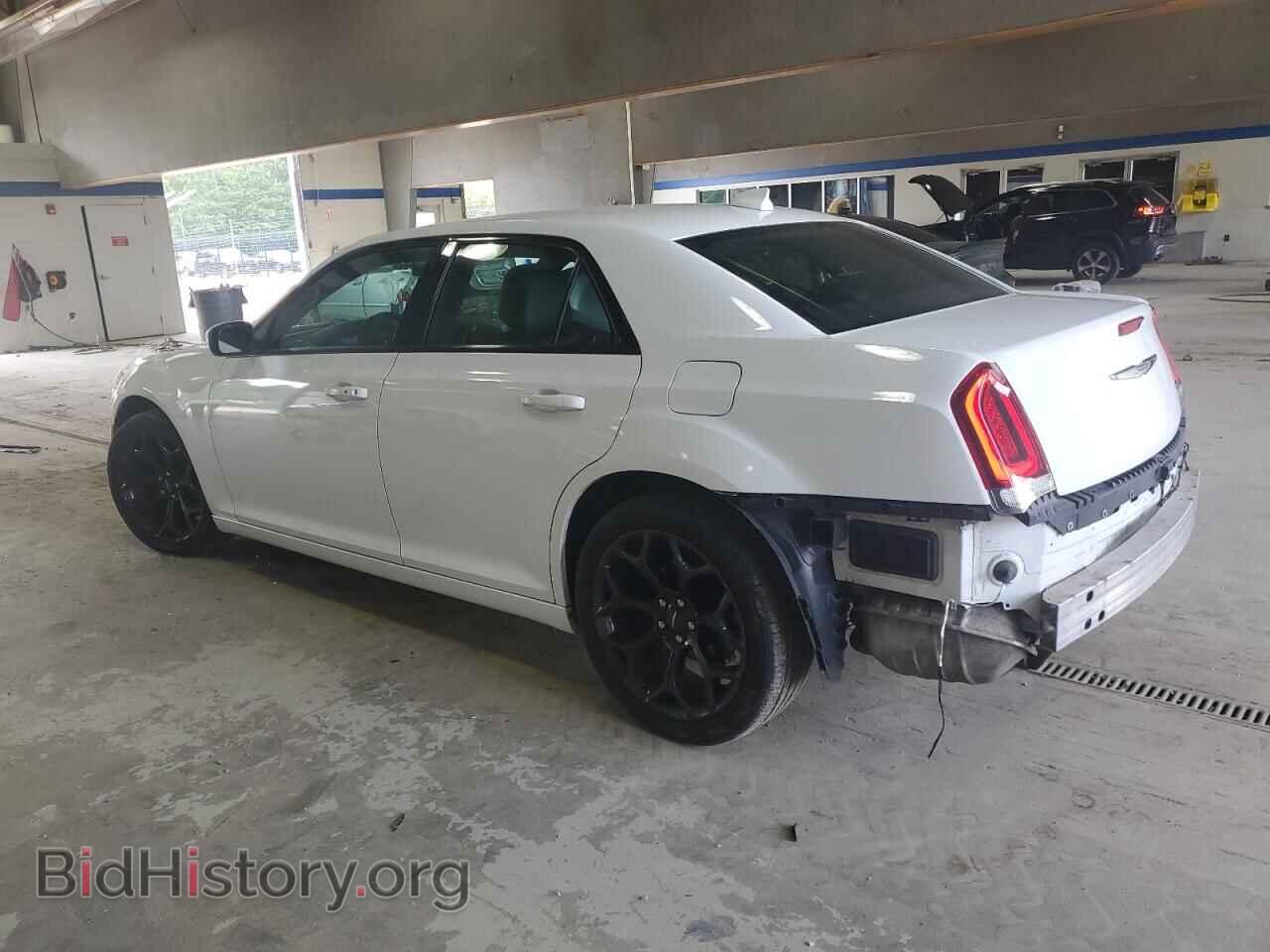 2019 CHRYSLER 300 - VIN: 2C3CCABG0KH618040 - Фото 2