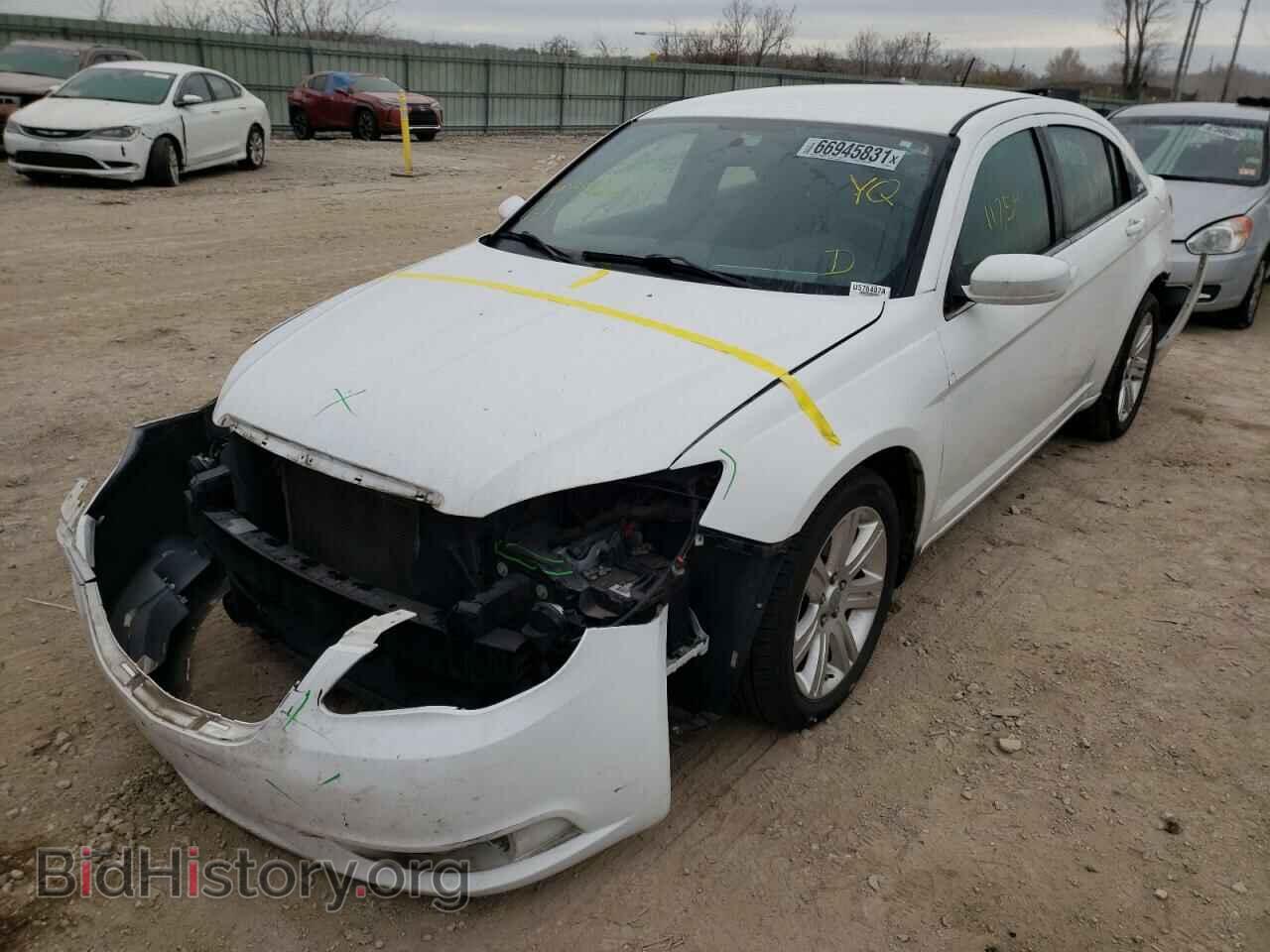2013 CHRYSLER 200 - VIN: 1C3CCBAB8DN686866 - Фото 2