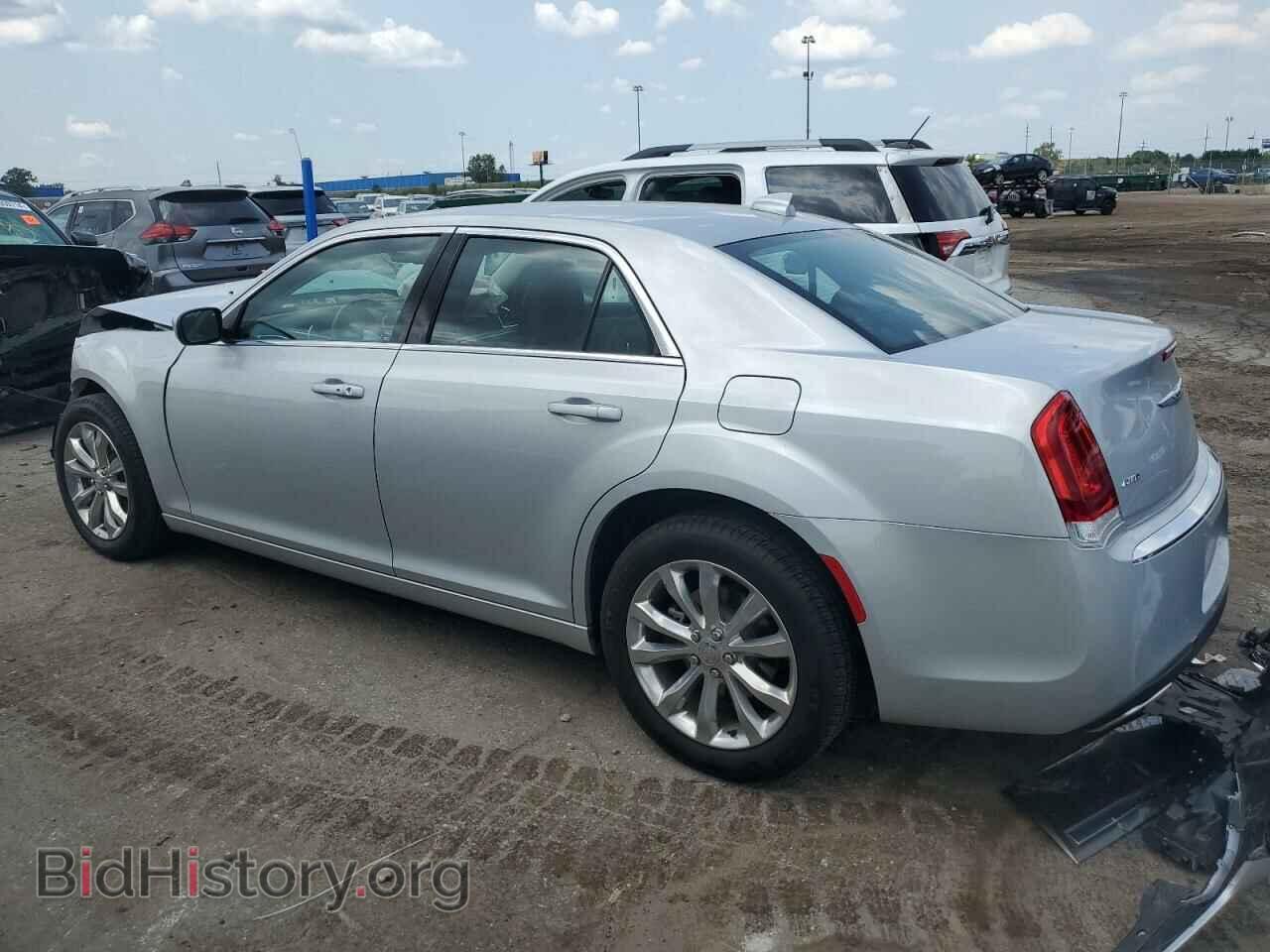 2019 CHRYSLER 300 - VIN: 2C3CCARG5KH698604 - Фото 2
