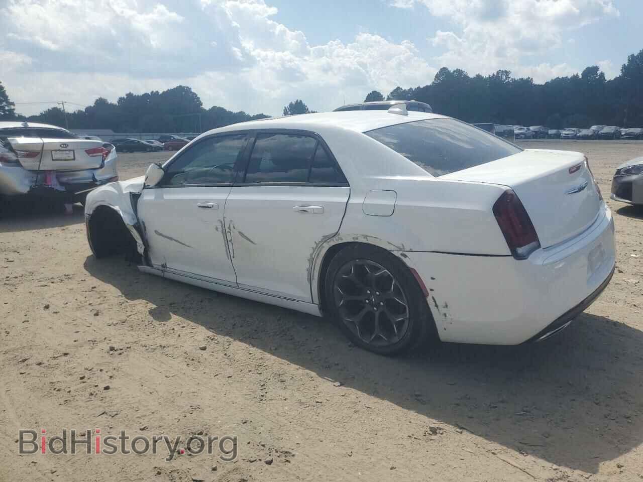 2019 CHRYSLER 300 - VIN: 2C3CCABG1KH569091 - Фото 2