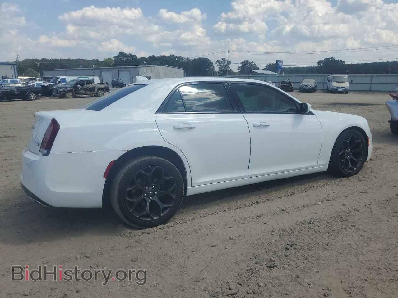 2019 CHRYSLER 300 - VIN: 2C3CCABG1KH569091 - Фото 3