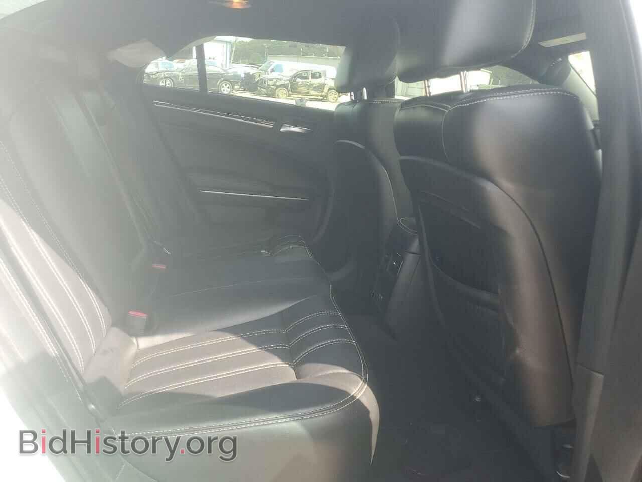 2019 CHRYSLER 300 - VIN: 2C3CCABG1KH569091 - Фото 10