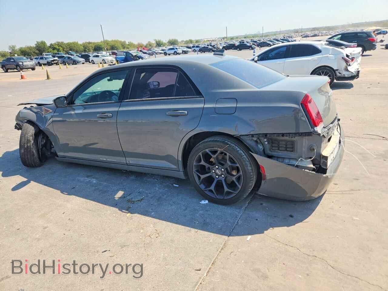 2019 CHRYSLER 300 - VIN: 2C3CCABG2KH617939 - Фото 2