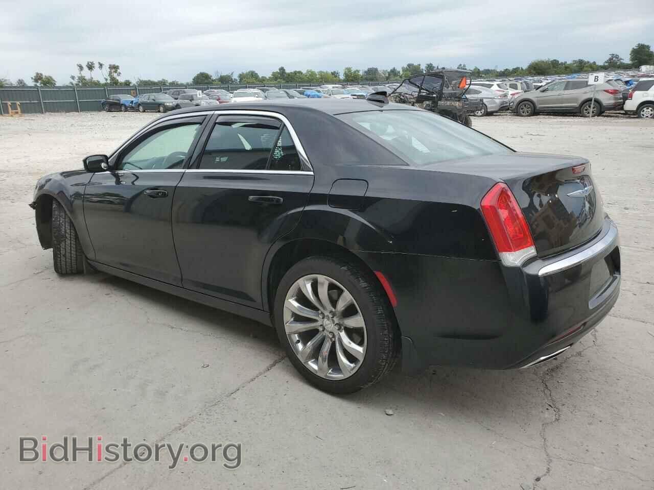 2019 CHRYSLER 300 - VIN: 2C3CCAAG8KH542505 - Фото 2