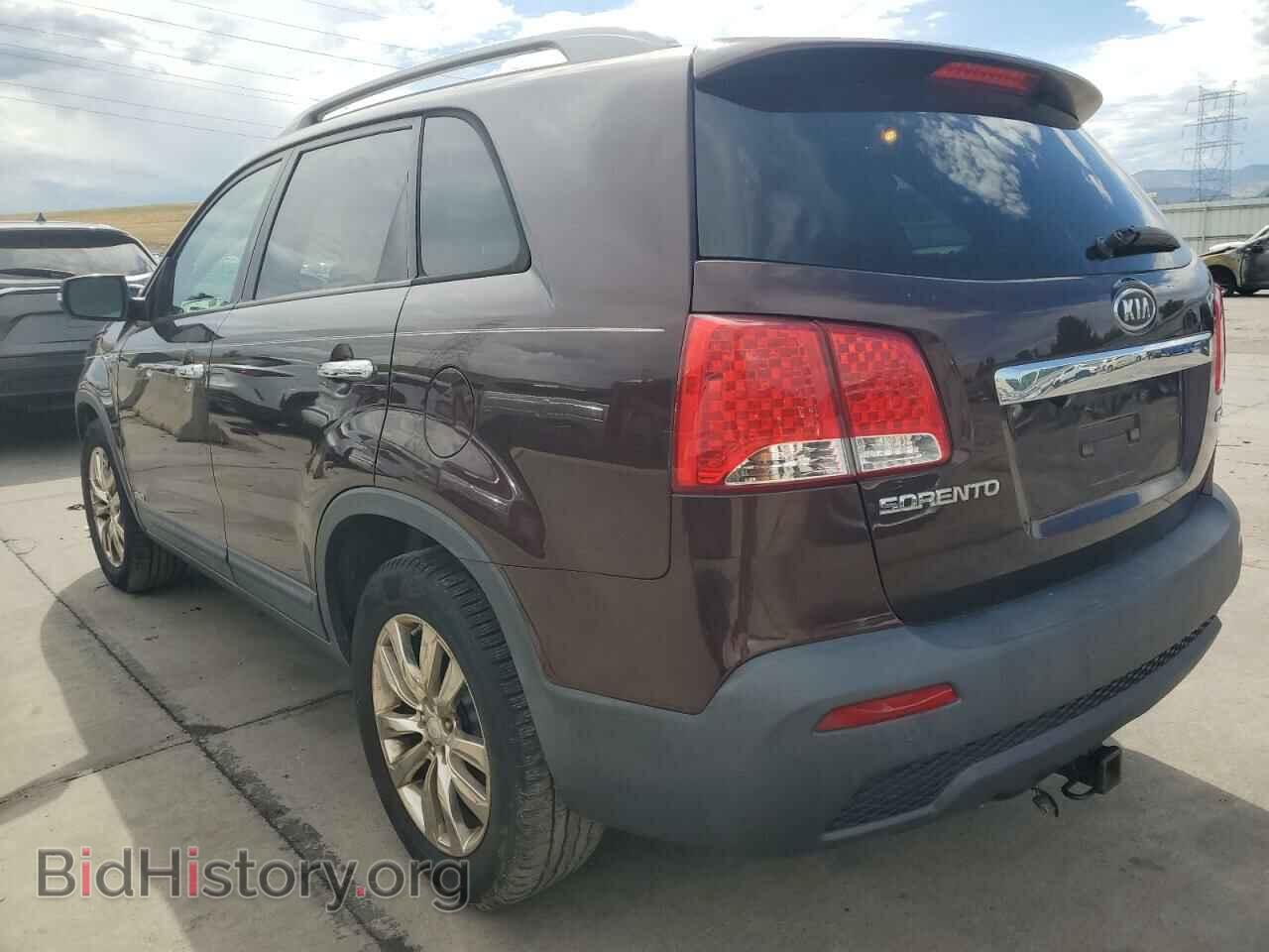 2011 KIA SORENTO - VIN: 5XYKUDA2XBG041768 - Фото 2