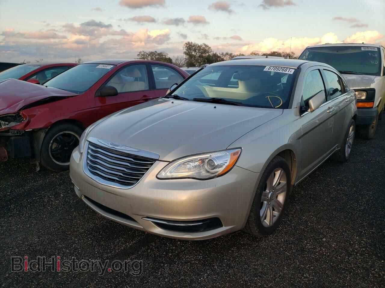 2013 CHRYSLER 200 - VIN: 1C3CCBAB0DN671665 - Фото 2