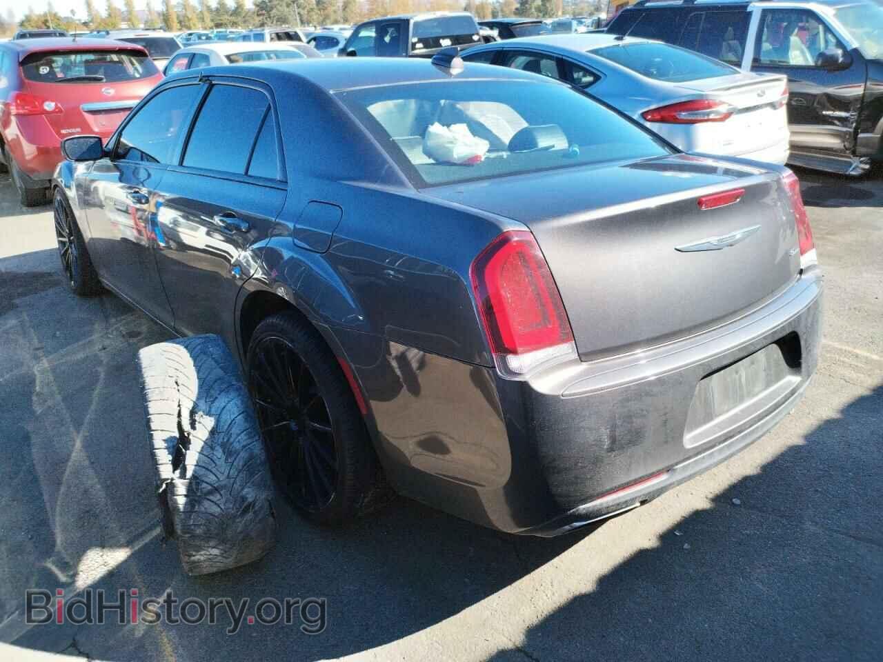 2019 CHRYSLER 300 - VIN: 2C3CCABG2KH585400 - Фото 3
