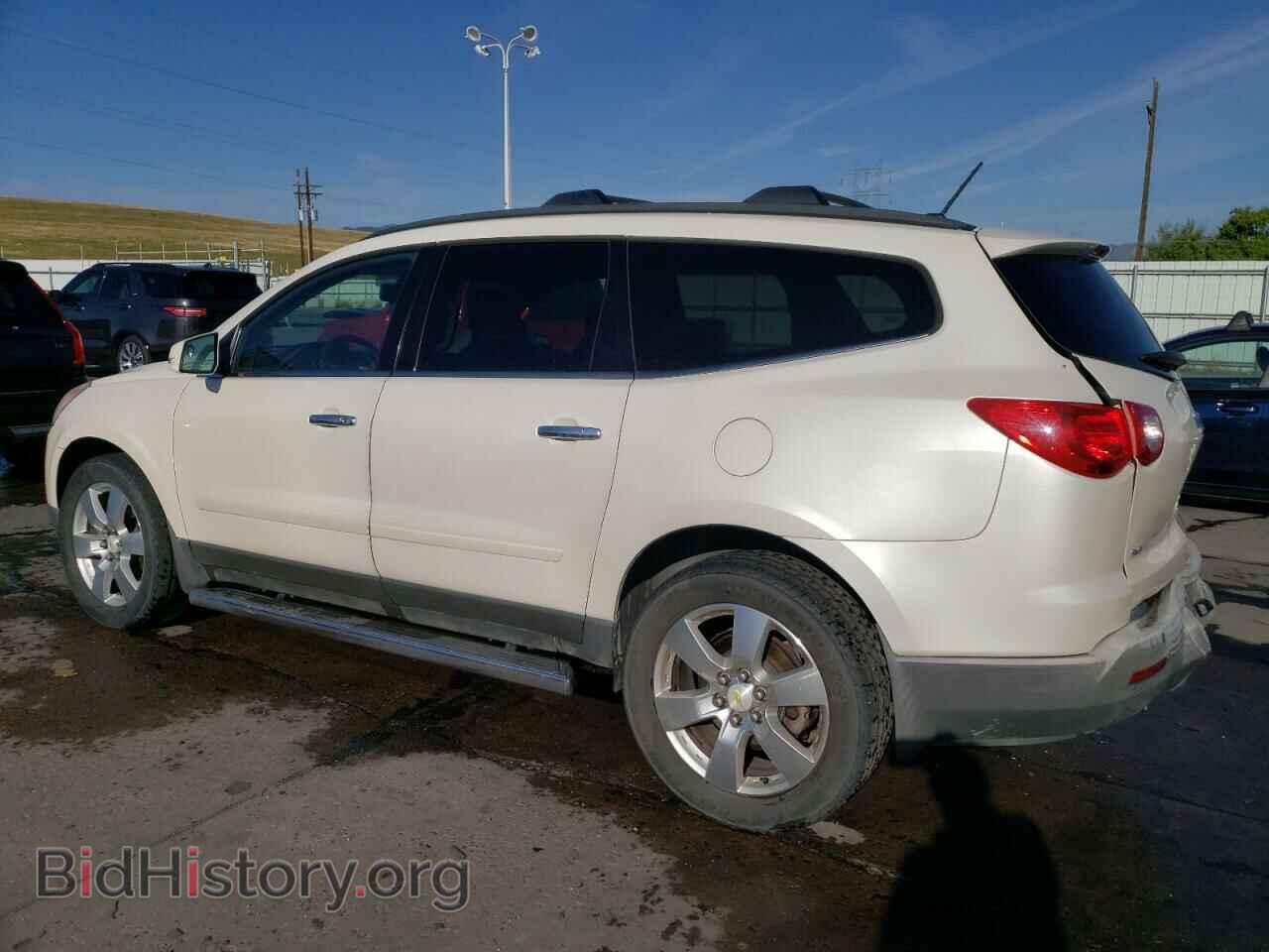 2012 CHEVROLET TRAVERSE - VIN: 1GNKVGED2CJ355742 - Фото 2