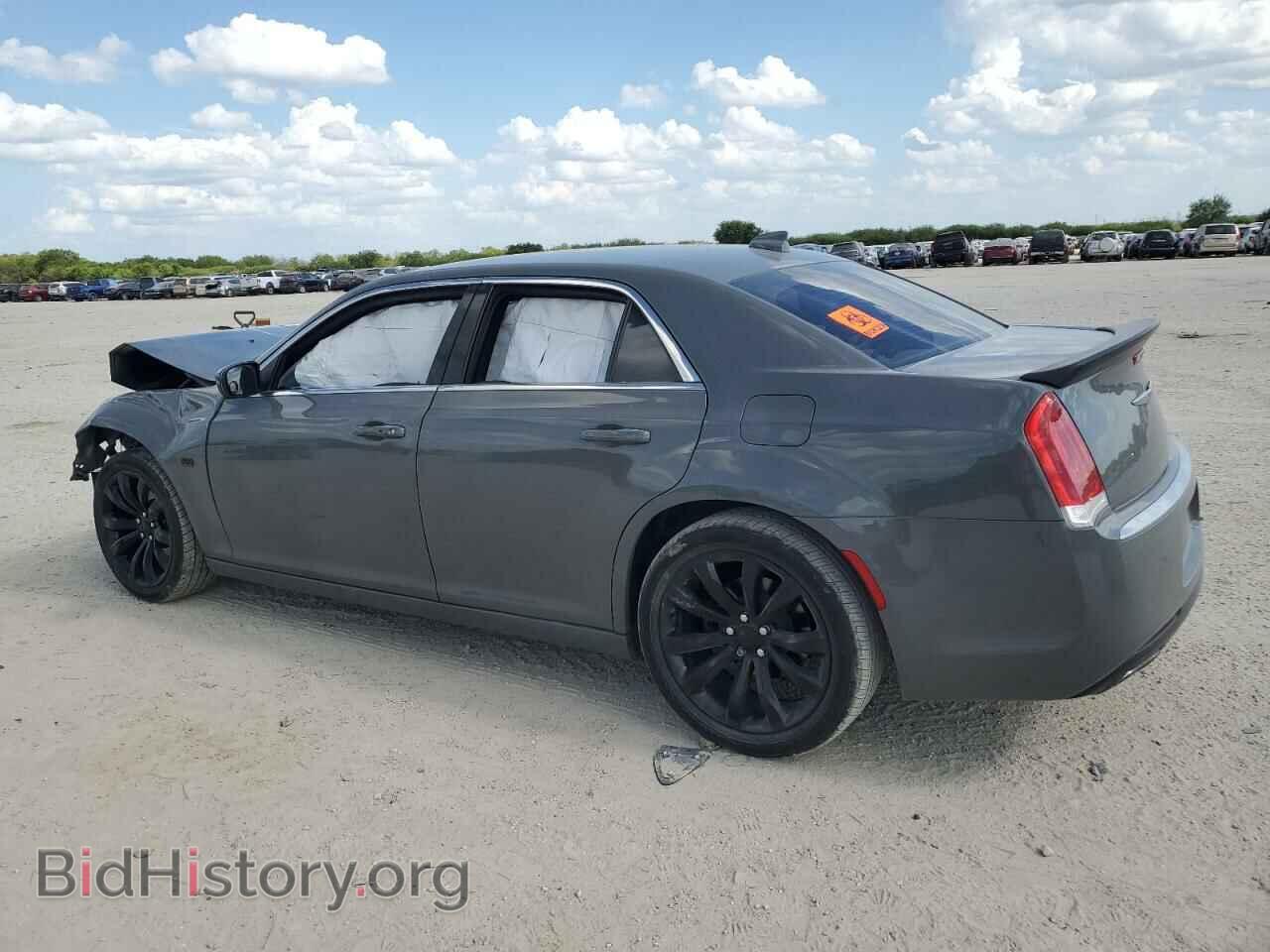 2018 CHRYSLER 300 - VIN: 2C3CCAAG1JH298050 - Фото 2