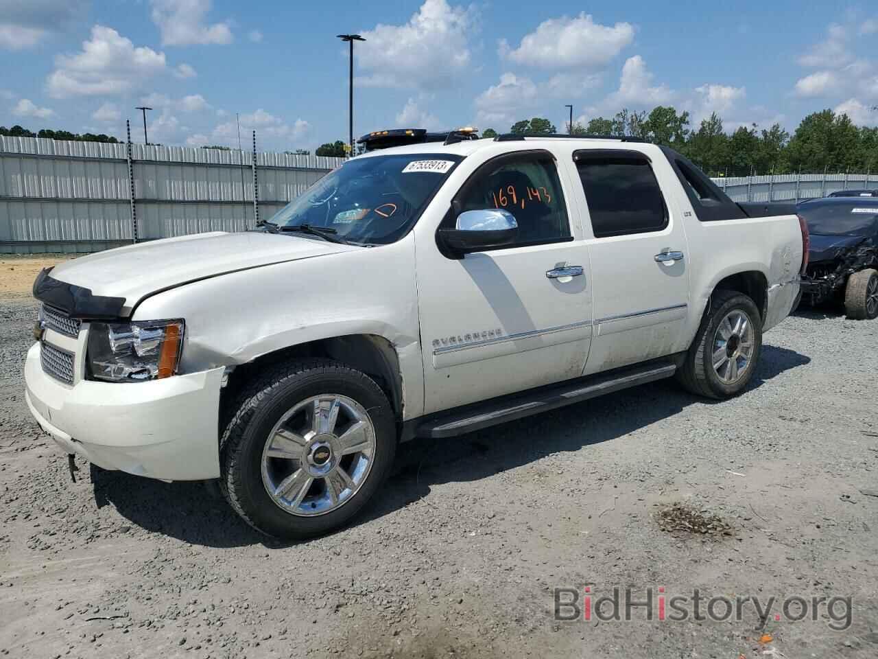 Photo 3GNVKGE04AG246328 - CHEVROLET AVALANCHE 2010