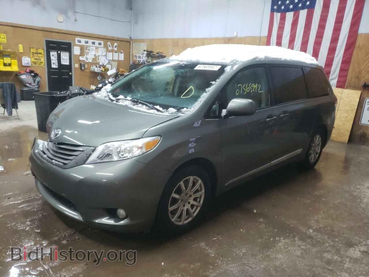 Photo 5TDDK3DCXBS018619 - TOYOTA SIENNA 2011