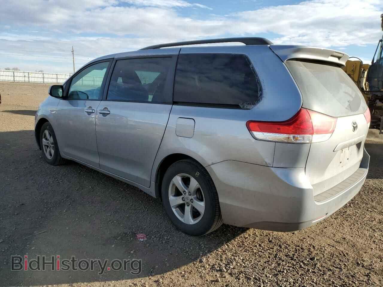 2011 TOYOTA SIENNA - VIN: 5TDKK3DC2BS020744 - Фото 2