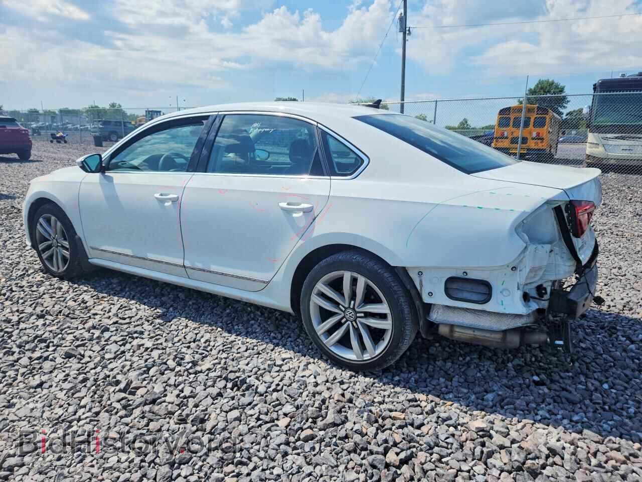 2017 VOLKSWAGEN PASSAT - VIN: 1VWCT7A33HC078821 - Фото 2
