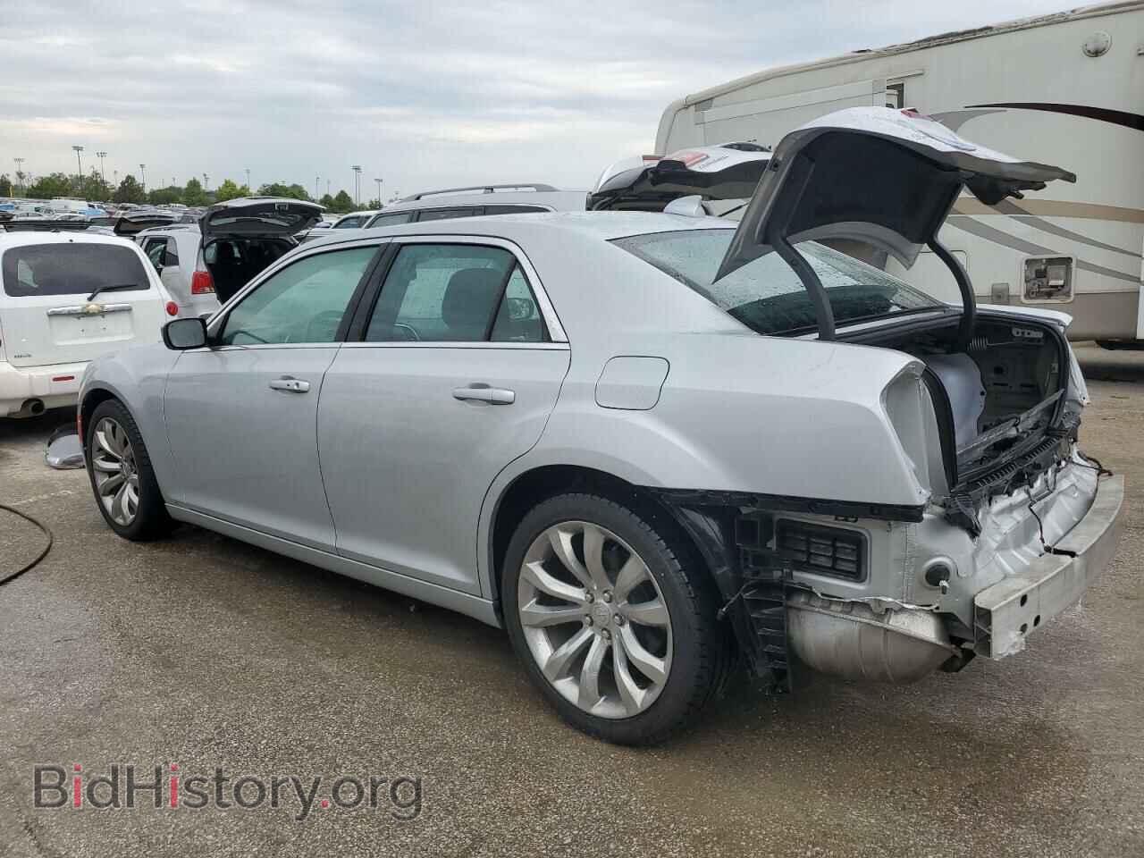 2019 CHRYSLER 300 - VIN: 2C3CCAAG2KH566251 - Фото 2