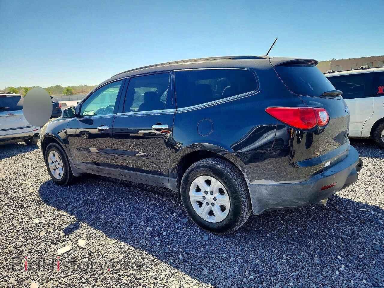 2011 CHEVROLET TRAVERSE - VIN: 1GNKRJED9BJ306876 - Фото 2