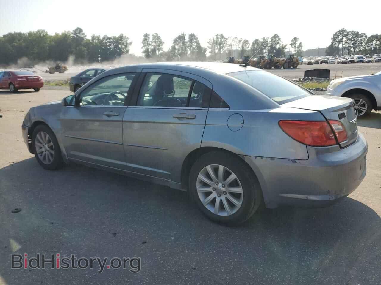 2010 CHRYSLER SEBRING - VIN: 1C3CC5FD0AN192475 - Фото 2