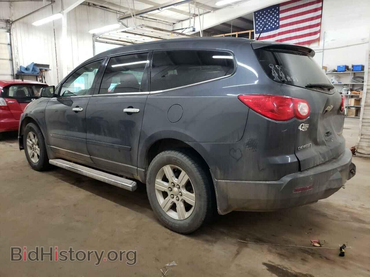 2010 CHEVROLET TRAVERSE - VIN: 1GNLVFED5AS116143 - Фото 2